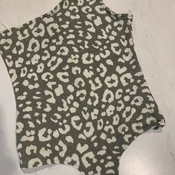 🐆 Stella One Shoulder Green Leopard Print Bodysuit - Picture 3 of 3
